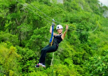 a peron in a zip line in hacienda with a nature background